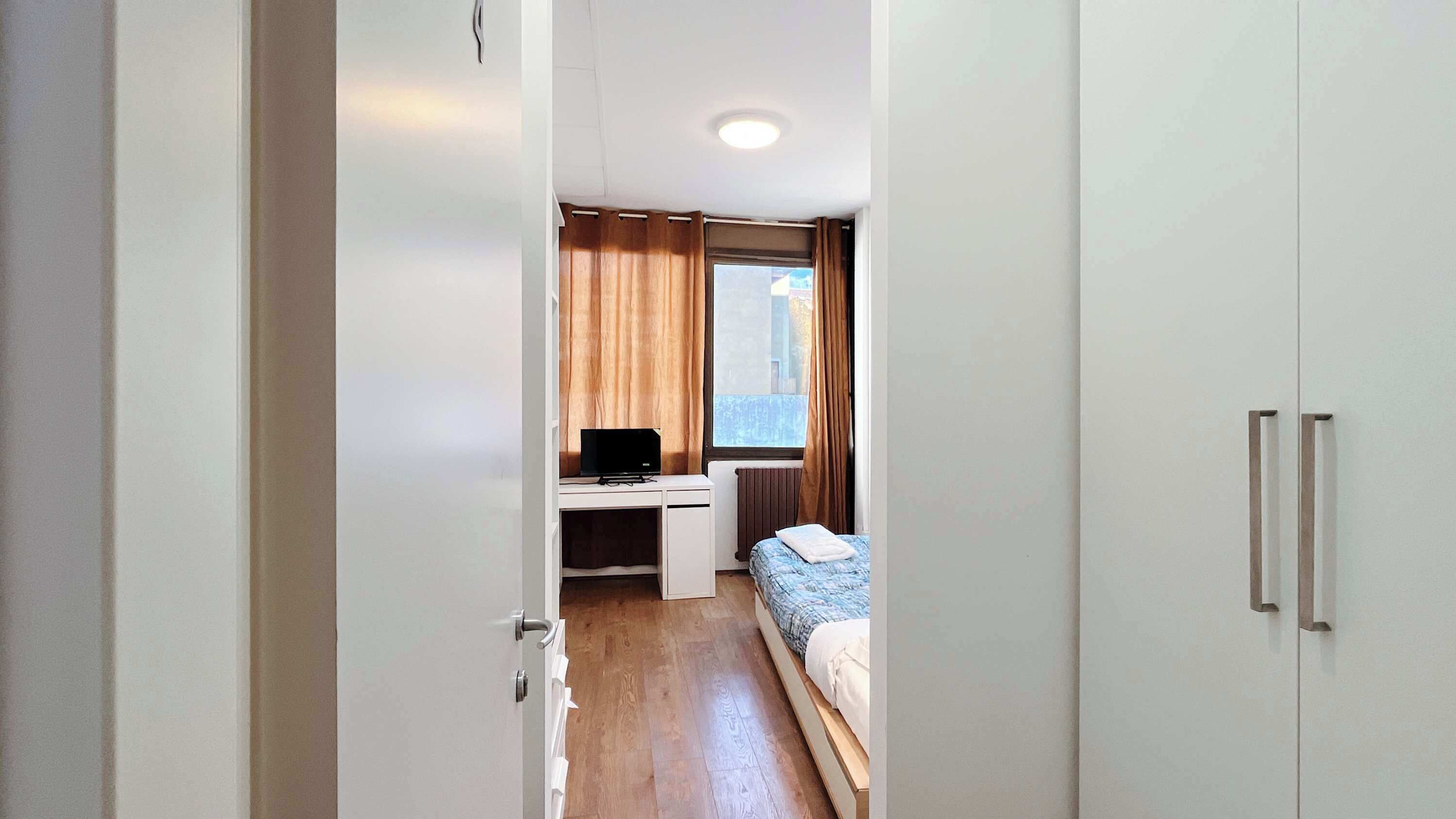 Iron/ironing board, Internet, bed sheets