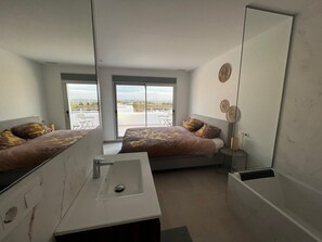 3 bedrooms, desk, WiFi, bed sheets - Charming villa with outside pool and rooftop terrace in San Fulgencio (San Fulgencio)