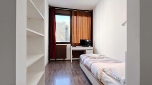 1 slaapkamer, een strijkplank/strijkijzer, beddengoed