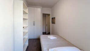 1 chambre, fer et planche à repasser, literie fournie