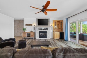 The Paloma Lakeview | Living area
