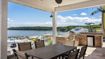 The Paloma Lakeview | Terrace/patio