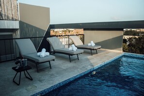 Apartamento Deluxe, balcón, vistas a la ciudad | Piscina | Una piscina al aire libre