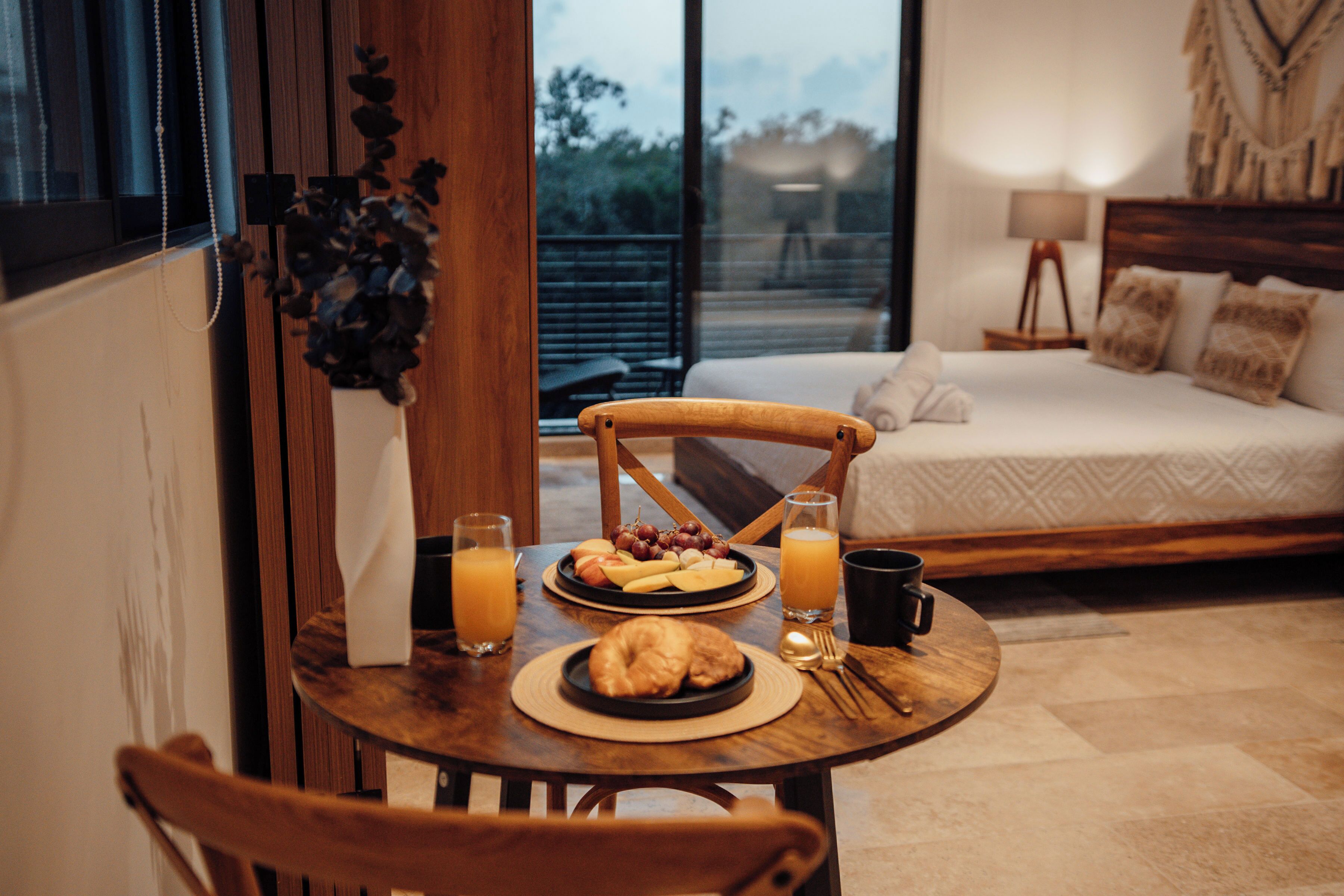 Apartamento Deluxe, balcón, vistas a la ciudad | Comedor