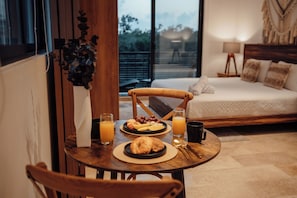 Apartamento Deluxe, balcón, vistas a la ciudad | Comedor