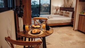 Una habitación acogedora con cama, una mesa para desayunar y vistas al exterior.