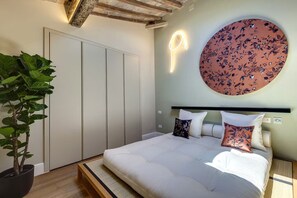 5 bedrooms, desk, iron/ironing board, travel cot - FIRENZE LUXURY IN THE CITIES HEART WITH JACCUZI & SPA (Firenze)
