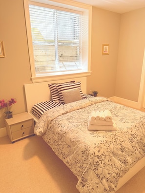 2 bedrooms, iron/ironing board, free WiFi, bed sheets - Cosy family stay at East Beach in Whiterock (Surrey)