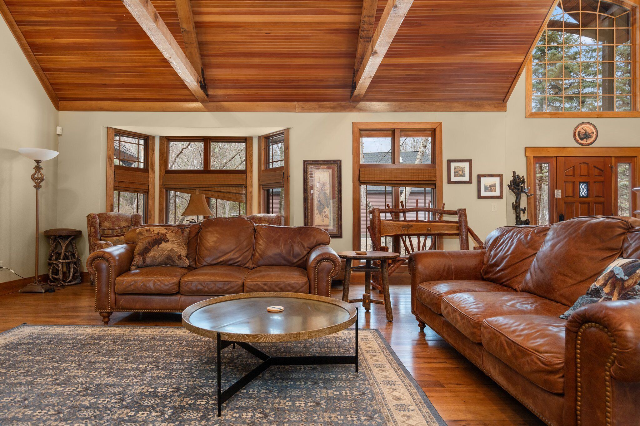 تلفزيون ذكي، مدفأة، كُتُب، ستيريو