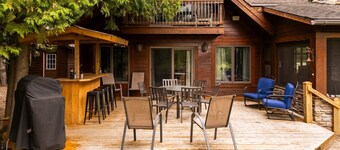 [Riverfront Lodge] ~ Downtown Bellaire ~ Private Dock Available ~ Walk to town!