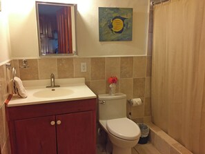 Dusche, Haartrockner, Handtücher, Toilettenpapier
