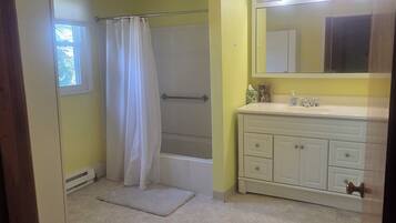 Pyyhkeet, saippua, sampoo, vessapaperi