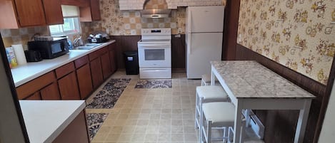 Frigorífico, microondas, placa de cocina y cafetera o tetera