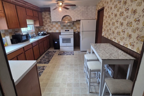 Kühlschrank, Mikrowelle, Herdplatte, Wasserkocher mit Kaffee-/Teezubehör