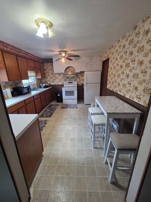 Fridge, microwave, oven, stovetop - Charming 3-bedroom ranch style in a quiet school zone, with WiFi (Massena)