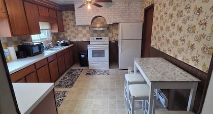Charming 3-bedroom ranch style in a quiet school zone, with WiFi