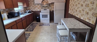 Charming 3-bedroom ranch style in a quiet school zone, with WiFi