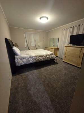 3 bedrooms, desk, free WiFi, bed sheets