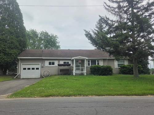 Charming 3-bedroom ranch style in a quiet school zone, with WiFi