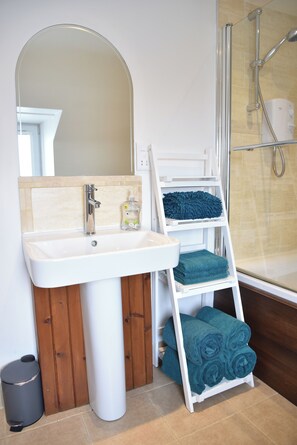 Dusche, Haartrockner, Handtücher, Seife