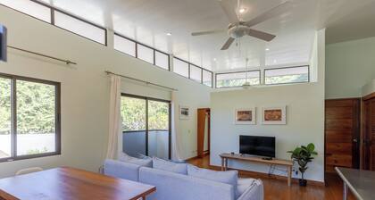 Cute Apt close to good coffee, surf, beach, shops & restaurants