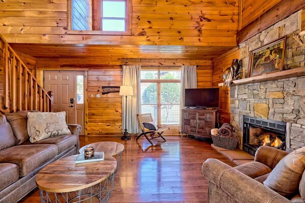 Smart TV, fireplace, DVD player, books