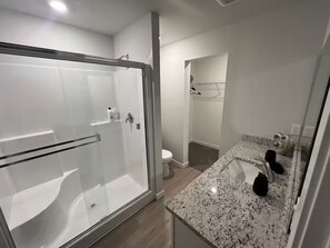 Douche, sĂšche-cheveux, serviettes fournies, savon