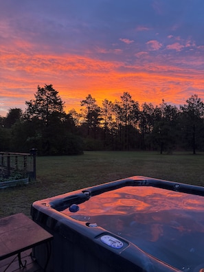 Ein Whirlpool im Garten mit Sonnenuntergangblick.