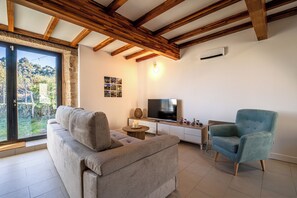 Smart-TV, peis og bøker