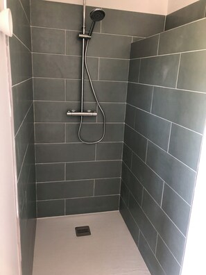 Douche, sĂšche-cheveux, serviettes fournies