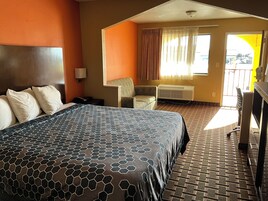 Single Room, 1 King Bed | Desk, laptop workspace, blackout drapes, soundproofing