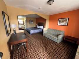 Single Room, 1 King Bed | Desk, laptop workspace, blackout drapes, soundproofing