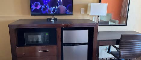 Een bureau, een laptopwerkplek, verduisterende gordijnen