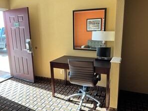 Desk, laptop workspace, blackout drapes, soundproofing - Executive inn & Suites (La Grange)