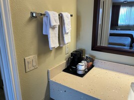 Escritorio, espacio para trabajar con laptop y cortinas blackout 