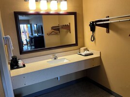 Escritorio, espacio para trabajar con laptop y cortinas blackout 