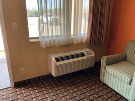 Escritorio, espacio para trabajar con laptop y cortinas blackout 