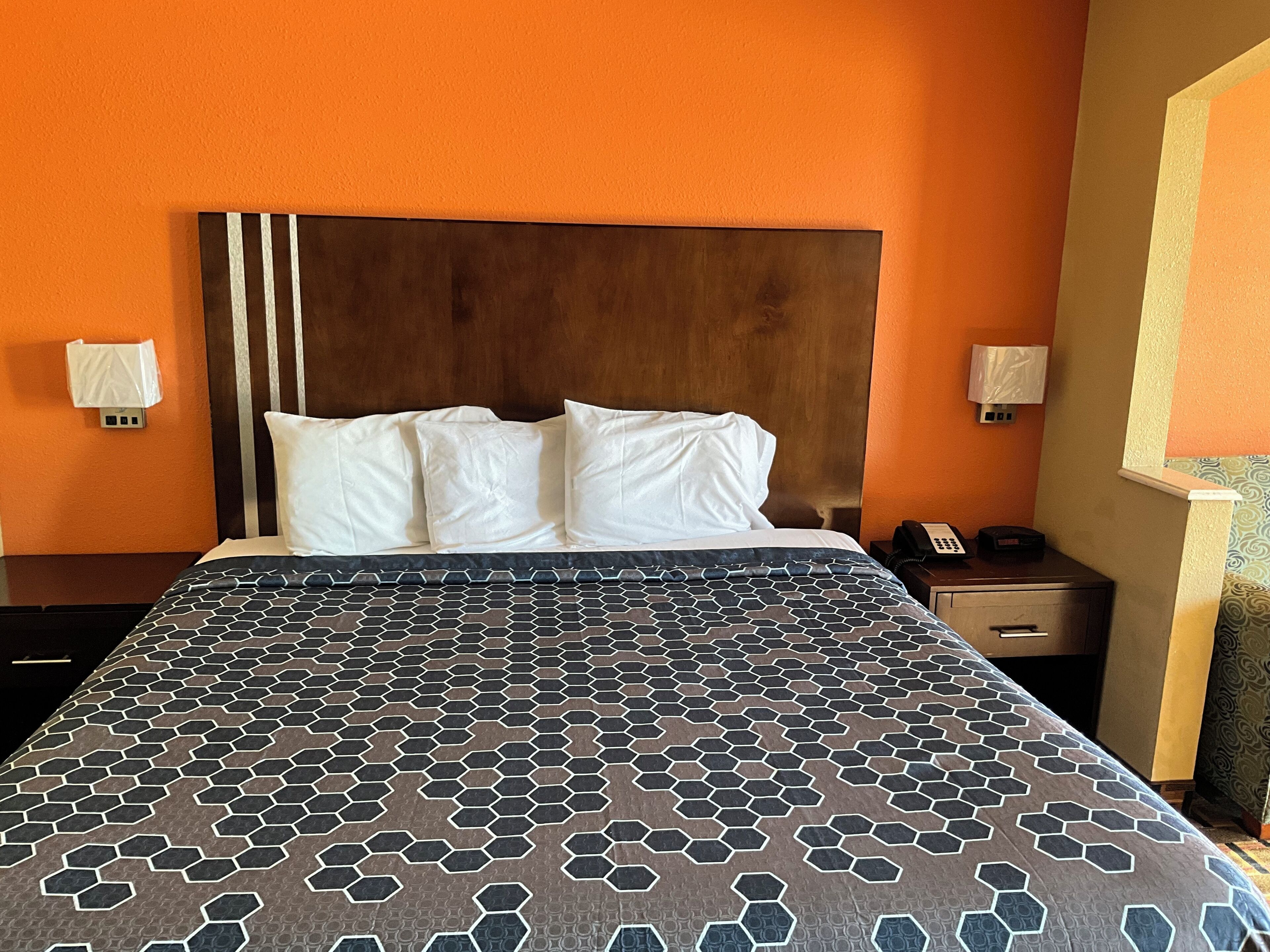 Single Room, 1 King Bed | Desk, laptop workspace, blackout drapes, soundproofing
