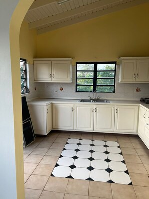 Interior - 3-bedroom Spacious House, private parking, access to balcony free Wi-Fi & AC (St Johns)