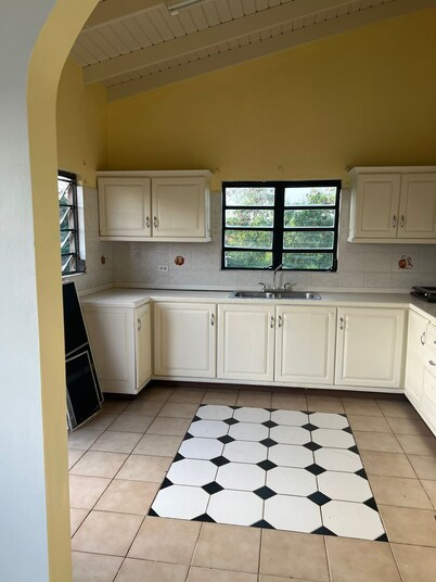 3-bedroom Spacious House, private parking, access to balcony free Wi-Fi & AC