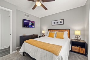 4 soverom, skrivebord, strykejern/-brett og reiseseng for barn