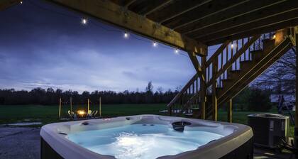 Stylish 4BR Getaway | Hot Tub âą Fire Pit