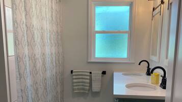 Hårføner, håndklær, såpe og toalettpapir