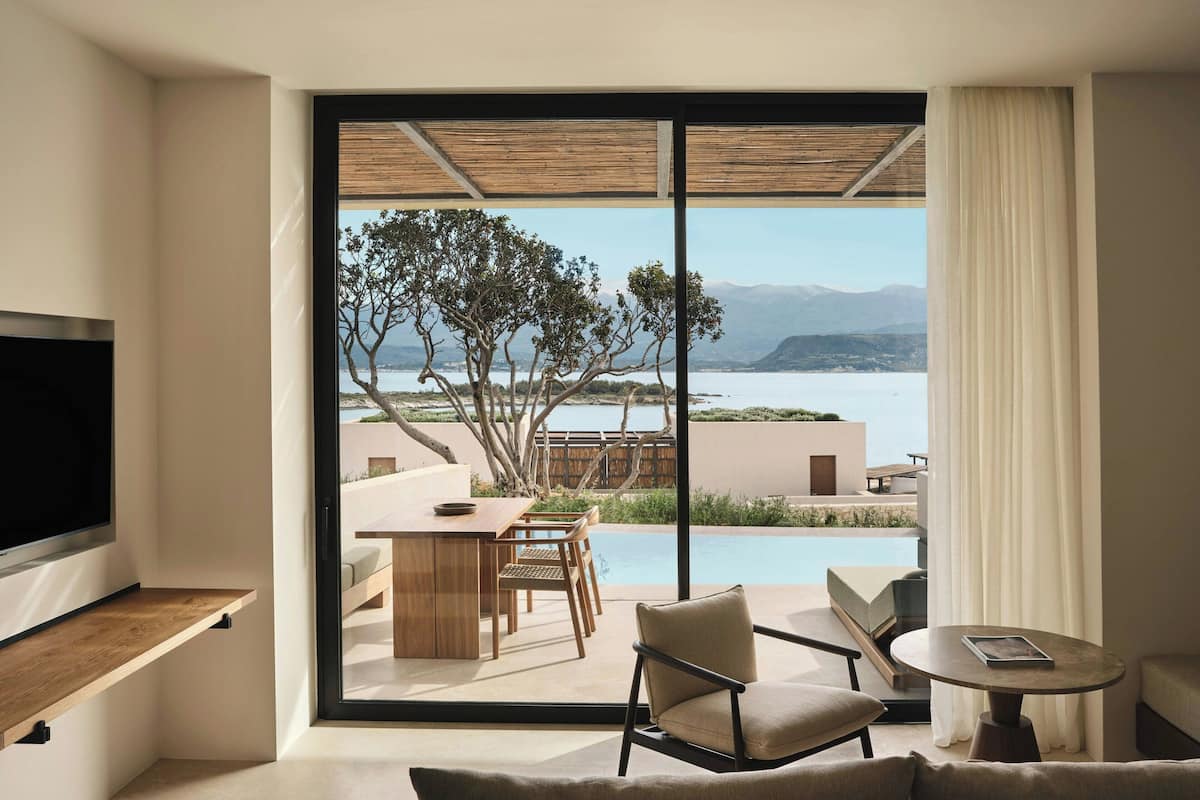 Suite Deluxe, 1 cama de matrimonio grande con sofá cama, no fumadores, vistas al mar (Private Pool) | Sala de estar | Televisión LED de 55 pulgadas con canales digitales, juguetes