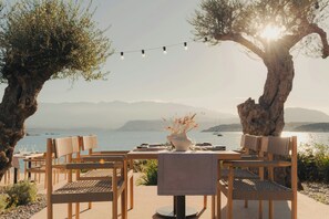 4 restaurantes; se sirven desayunos, comidas y cenas