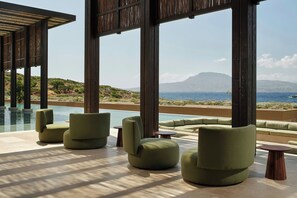 2 bares/lounges, bar ao lado da piscina