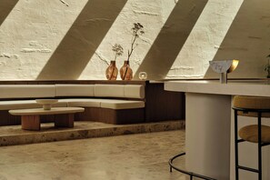 2 bares y bar junto a la piscina