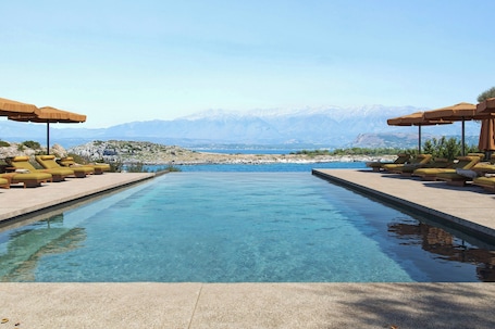 Una piscina techada, una piscina al aire libre de temporada