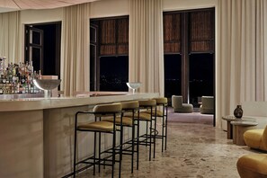 2 bares/lounges, bar ao lado da piscina