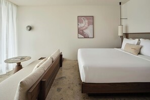 ジュニア ルーム キングベッド 1 台ソファーベッド付き シービュー (Private Pool) | ミニバー、セーフティボックス (室内)、デスク、遮光カーテン